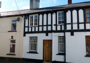 Charming newly renovated 3 bed cottage in Brecon town with private garden & pets welcome